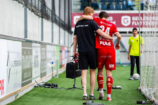 Skövde AIKs Fritiof Hellichius får hjälp av planen