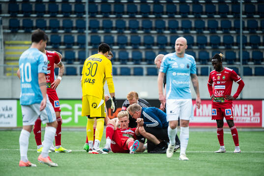 Skövde AIKs Edvin Tellgren har ont och får vård