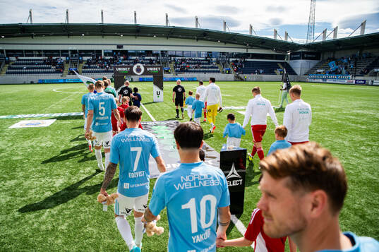 Gefles och Skövde AIKs spelare vid inmarsch