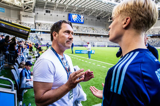 Djurgårdens sportkoordinator Peter Kisfaludy och Lucas