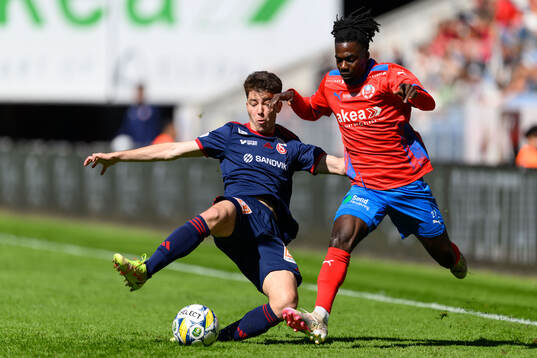 Sandvikens IFs Adam Kiani och Helsingborgs Benjamin Acquah