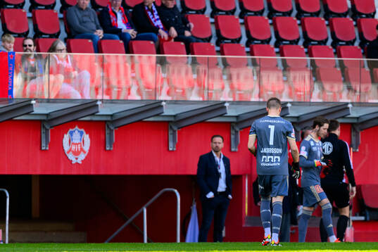 Sandvikens IFs målvakt Felix Jakobsson lämnar planen