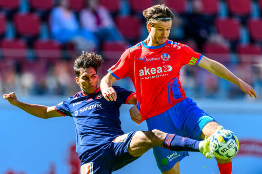 Sandvikens IFs Jonathan Karlsson och Helsingborgs Wilhelm