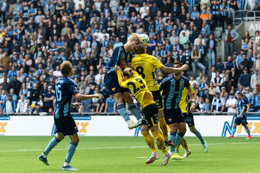Djurgårdens Lucas Bergvall mot Elfsborgs Sebastian Holmen