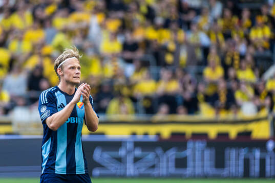 Djurgårdens Tobias Gulliksen tackar supportrarna