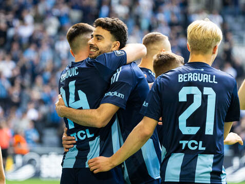 Djurgårdens Besard Sabovic jublar med Deniz Hummet
