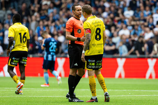Elfsborgs Sebastian Holmen och Domare Victor Wolf
