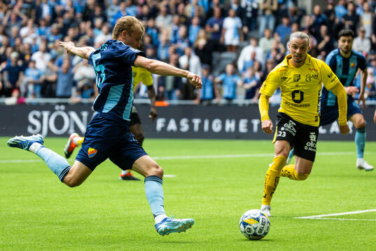 Djurgårdens Oskar Fallenius och Elfsborgs Niklas Hult