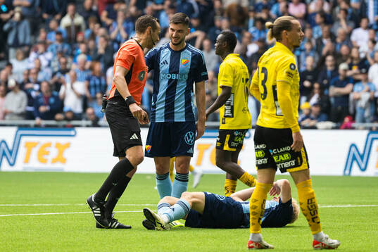 Djurgårdens Besard Sabovic och Domare Victor Wolf