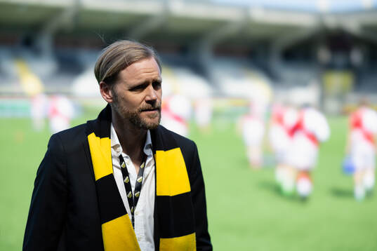 Häckens klubbchef Marcus Jodin innan fotbollsmatchen i