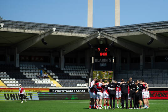 Kalmars spelare samlade innan fotbollsmatchen i Allsvenskan