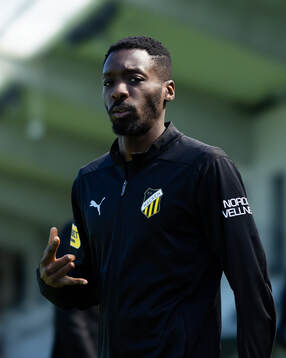 Häckens Blair Sebastian Turgott innan fotbollsmatchen i