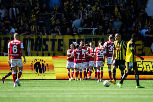 Kalmars Jacob Trenskow jublar med lagkamrater