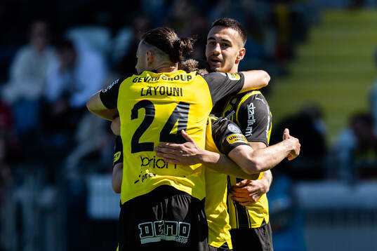 Häckens Srdjan Hrstic jublar med Amor Layouni