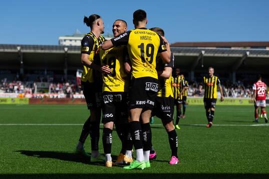 Häckens Mikkel Rygaard Jensen jublar med lagkamrater