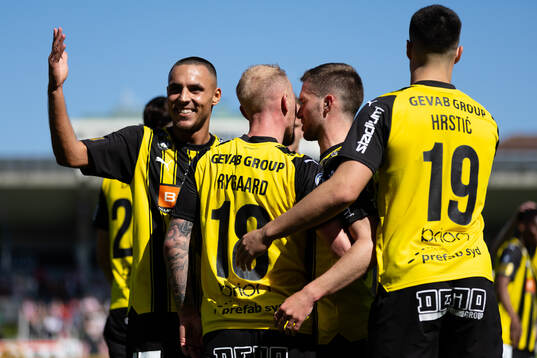 Häckens Mikkel Rygaard Jensen jublar med lagkamrater