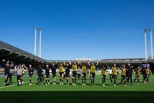 Häckens spelare jublar