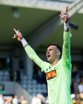 Häckens målvakt Andreas Linde jublar