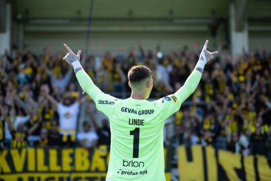 Häckens målvakt Andreas Linde jublar