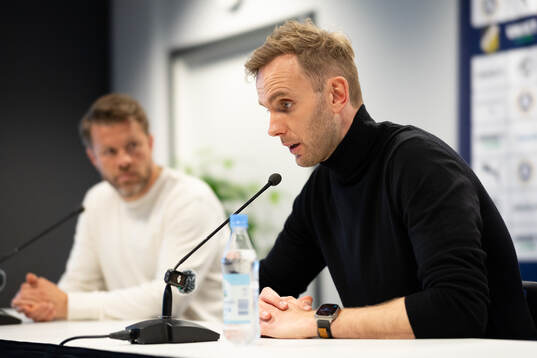 Kalmars tränare Henrik Jensen på presskonferensen