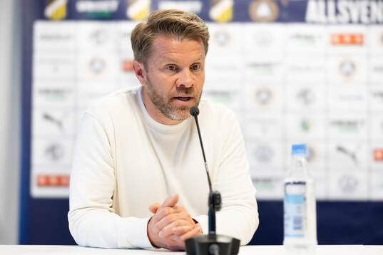 Häckens tränare Pål Arne Johansen på presskonferensen