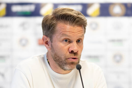 Häckens tränare Pål Arne Johansen på presskonferensen