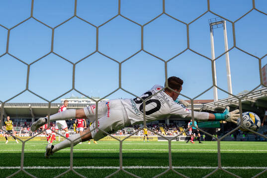 Häckens Mikkel Rygaard Jensen skjuter 3-1 i mål bakom