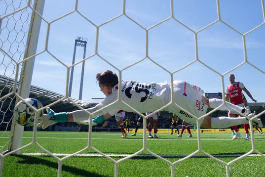 Häckens Srdjan Hrstic kvitterar till 1-1 i mål bakom