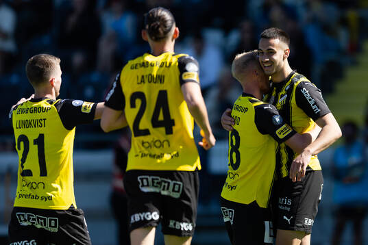 Häckens Srdjan Hrstic jublar med lagkamrater