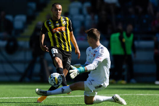Häckens Ali Youssef mot Kalmars målvakt Jakob Kindberg