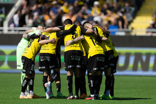 Häckens spelare samlade innan fotbollsmatchen i