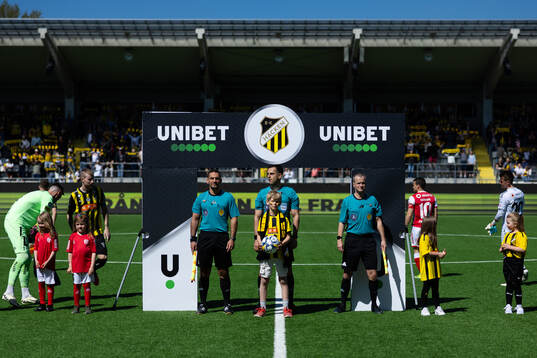 Line up innan fotbollsmatchen i Allsvenskan mellan Häcken
