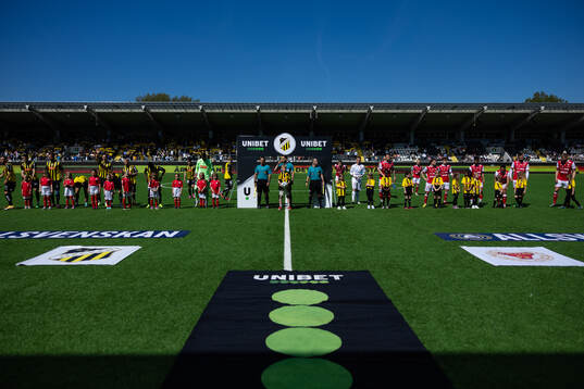 Line up innan fotbollsmatchen i Allsvenskan mellan Häcken