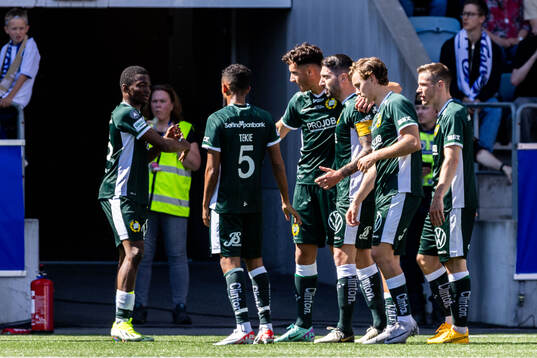 Hammarbys Deniz Gul jublar med lagkamrater