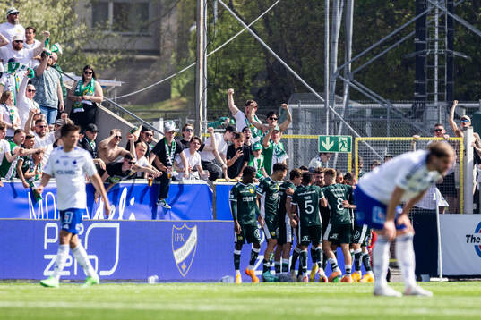 Hammarbys Marc Llinares Barragan jublar med lagkamrater