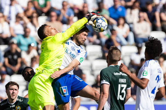 Hammarbys målvakt Oliver Dovin och IFK Norrköpings Tim