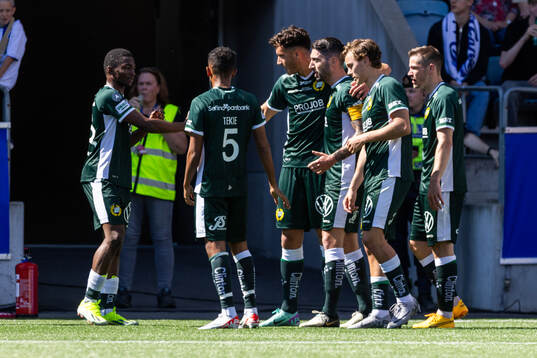 Hammarbys Deniz Gul jublar med lagkamrater