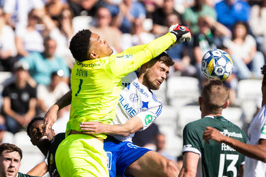 Hammarbys målvakt Oliver Dovin och IFK Norrköpings Tim