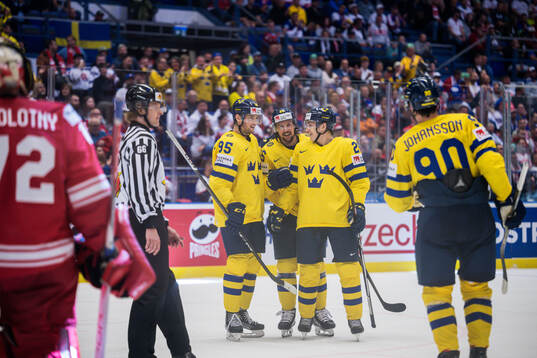 André Burakovsky and Pontus Holmberg celebrate with Erik