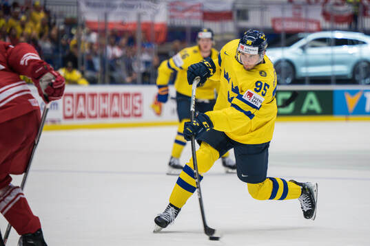 André Burakovsky of Sweden scores 4-1