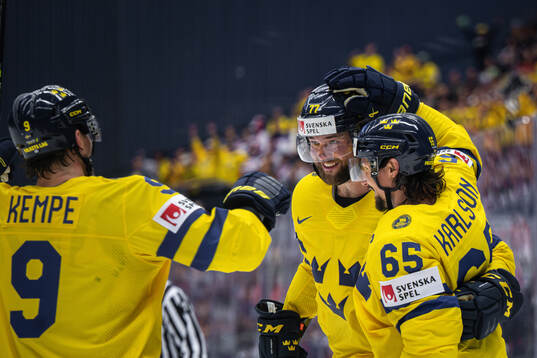 Bläddra bland fler bilder av 2024 IIHF Ice Hockey World Championship, day 3, Sweden - Poland 