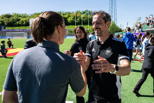Head coach Kenio Gonzalo of Spain and Head coach Lenie