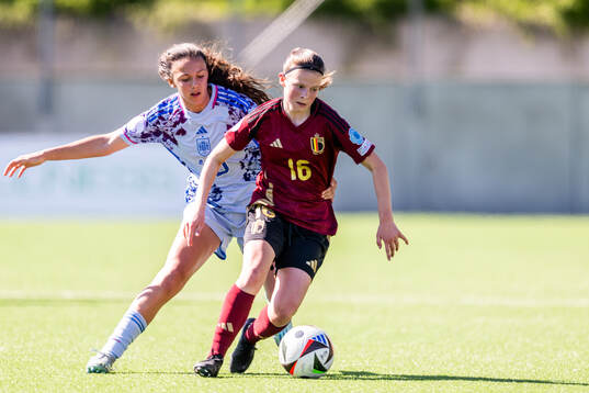 Silvia Fernandez of Spain and Fleur Heyman of Belgium