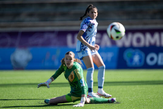 Lucia Rivas of Spain and goalkeeper Aude Waldbillig of