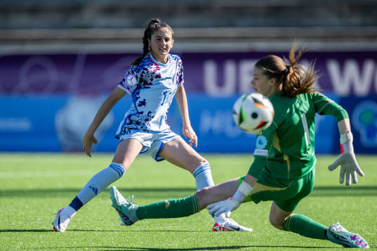 Lucia Rivas of Spain and goalkeeper Aude Waldbillig of
