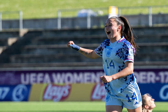 Lua Calo of Spain celebrates