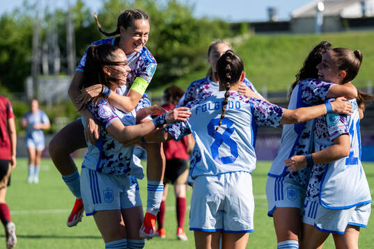 Alba Cerrato and Lua Calo of Spain celebrate