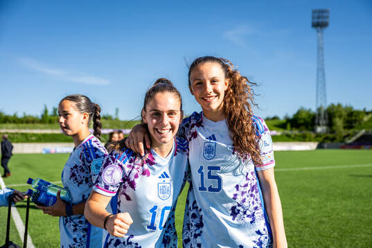 Ainoa Gomez and Silvia Fernandez of Spain celebrate