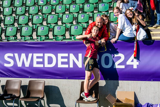Oliwia Loeman of Belgium with family in the stands