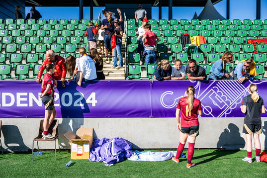 Oliwia Loeman and Finne Van Looveren of Belgium talks with